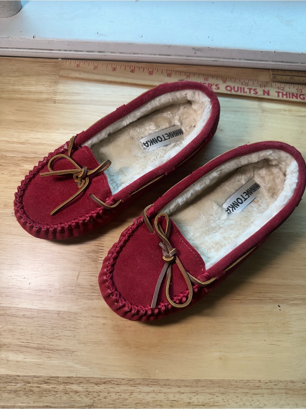 Minnetonka Red Suede Moccasin Slippers with Faux Fur women’s size 8